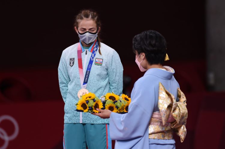 Mariya Stadnikə Tokio Olimpiadasının bürünc medalı təqdim olundu - FOTO